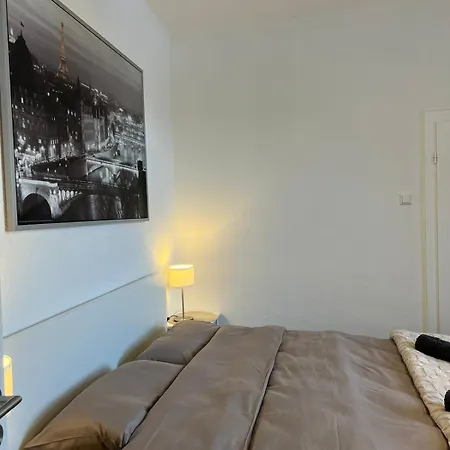 Moderne Altbauwohnung Mit Stellplatz, Innenstadtlage * Ντέτμολντ
